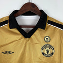Camisa Dupla Face Retrô Manchester United Umbro 2001/02 100 Anos Masculina Branca e Preta ou Dourada - MAJESTO BR